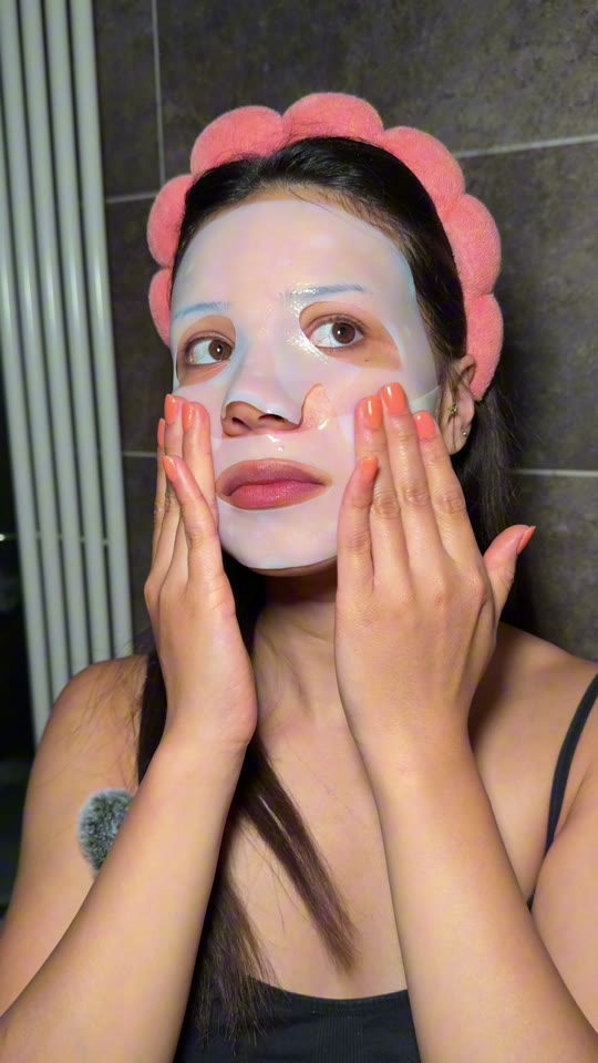 Collagen mask on